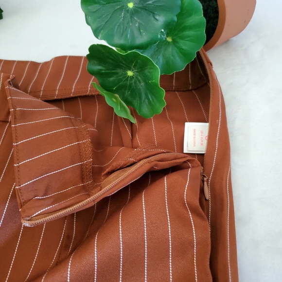 Striped Hidden Pockets Pants - Picture 3 of 7